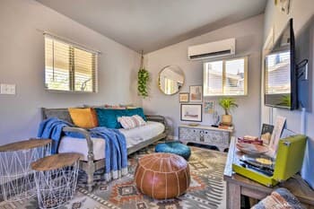 Charming Desert Cottage: 11 Mi to Joshua Tree
