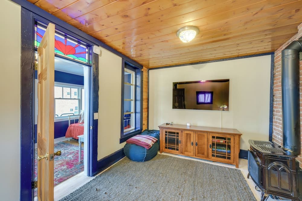 0601: Downtown Salida Cottage w/ Fireplace + Yard