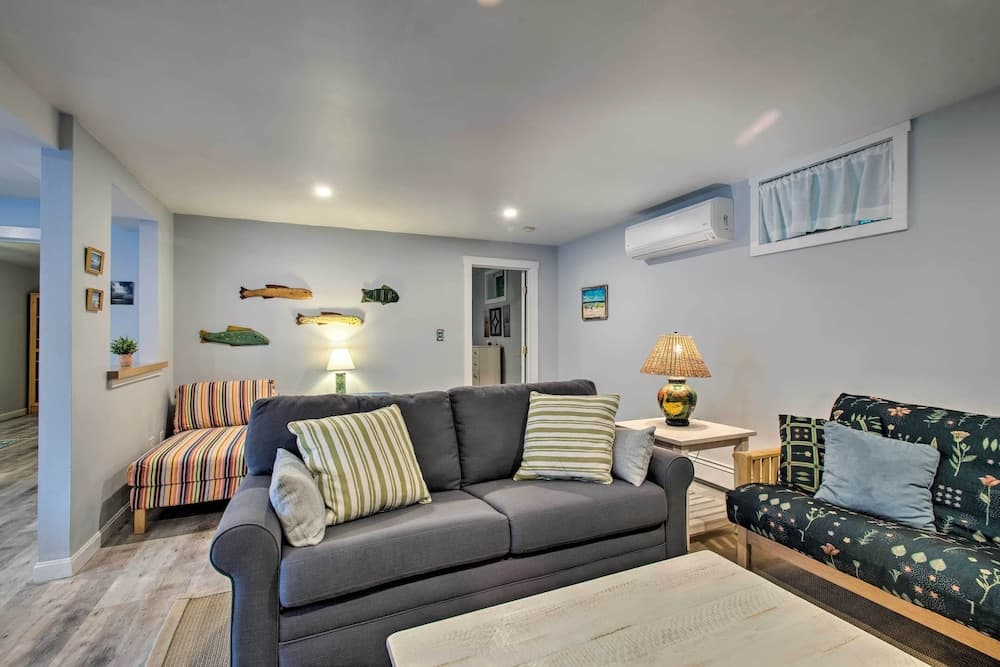 Martha's Vineyard Apt ~ 1 Mile to Inkwell Beach!