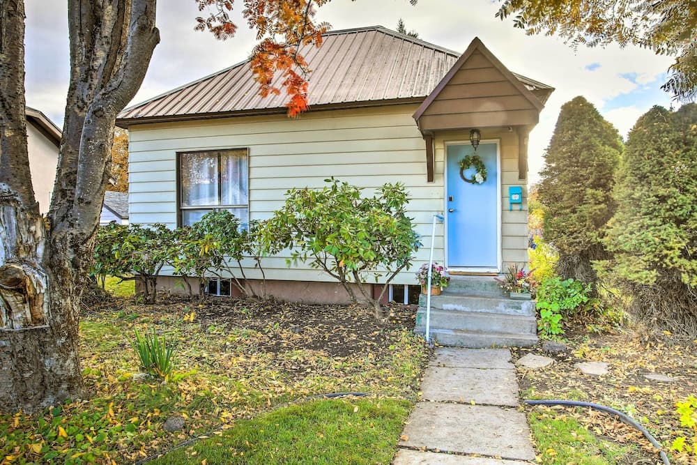 High-end & Homey Family Abode: Walk Downtown!