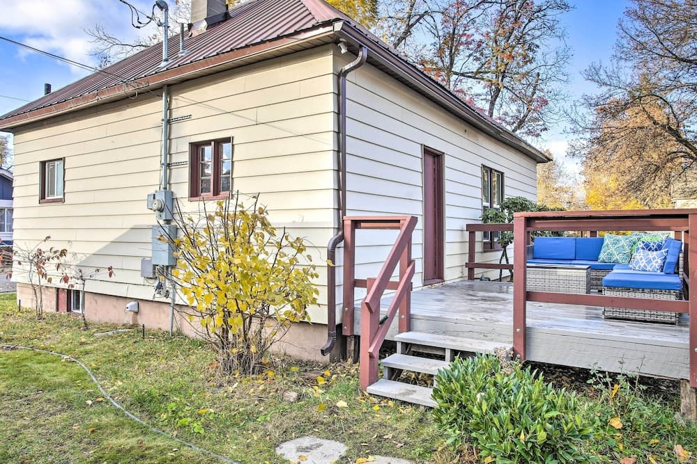 High-end & Homey Family Abode: Walk Downtown!