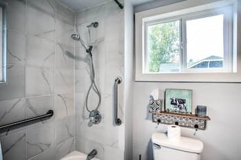 High-end & Homey Family Abode: Walk Downtown!