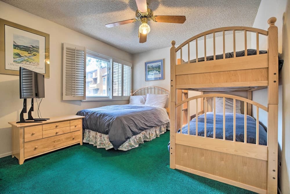 Mammoth Lakes Townhome < 2 Mi to Ski Area!