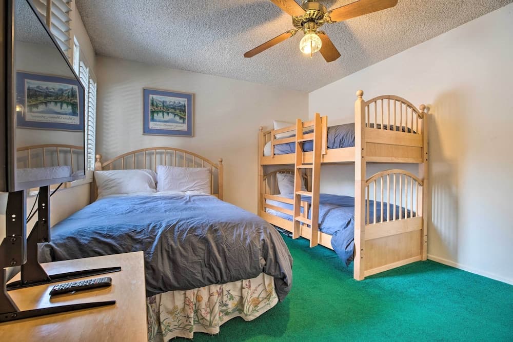 Mammoth Lakes Townhome < 2 Mi to Ski Area!