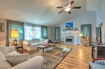 Scenic Woodland Park Cottage w/ Deck + Grill!