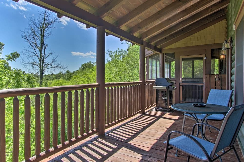 Idyllic Sevierville Cabin: Deck + Smoky Mtn View!
