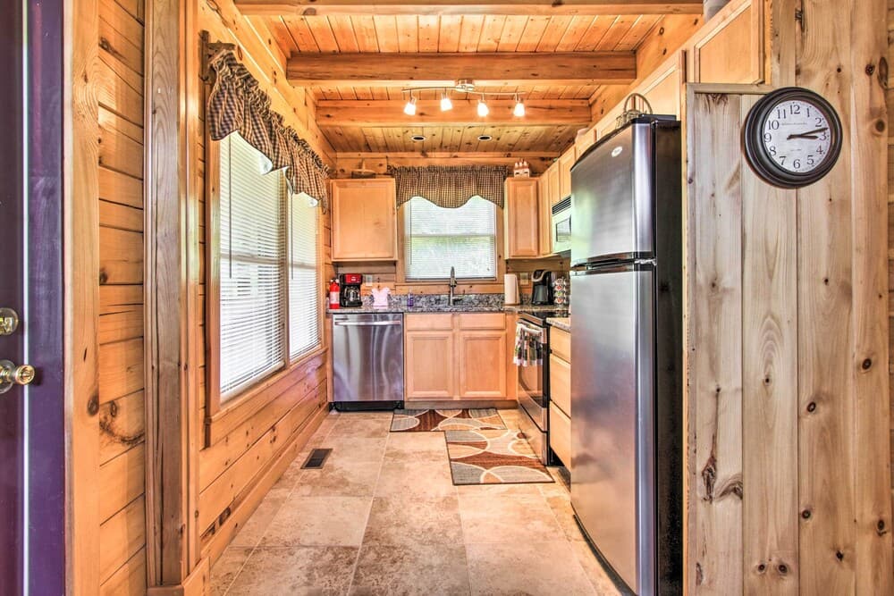 Idyllic Sevierville Cabin: Deck + Smoky Mtn View!