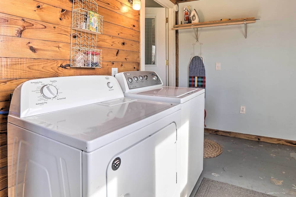 Family Home w/ Deck, 2 Mi to Lake Cumberland