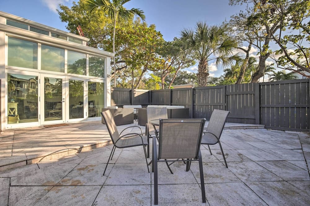 Canal-front Condo: Walk to Downtown Ft Lauderdale!