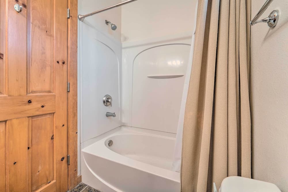 2 Mi to Donner Lake: Walkable Truckee Condo!