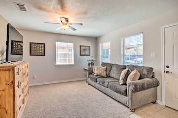 Charming Abode w/ Yard ~ 2 Mi to Texas A&m!