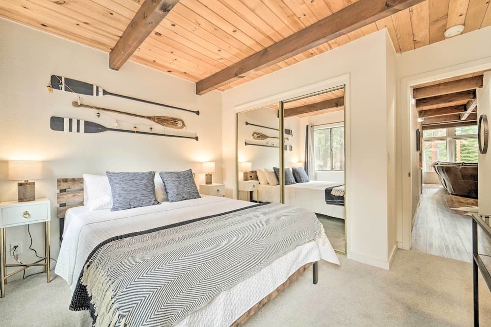 2 Mi to Tahoe Donner Ski Resort: Forest-view Haven