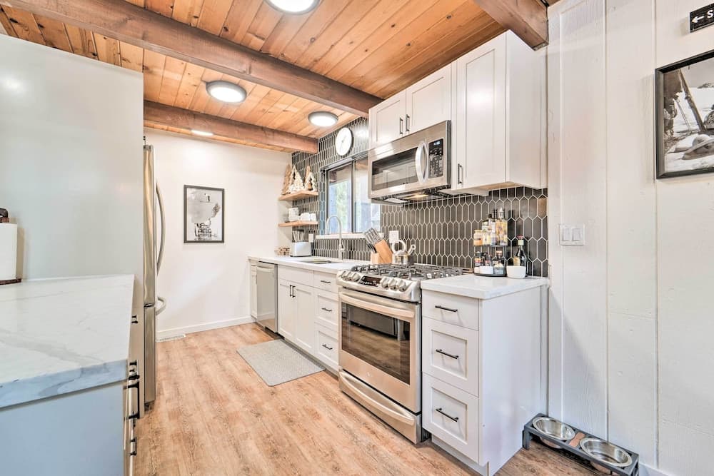 2 Mi to Tahoe Donner Ski Resort: Forest-view Haven