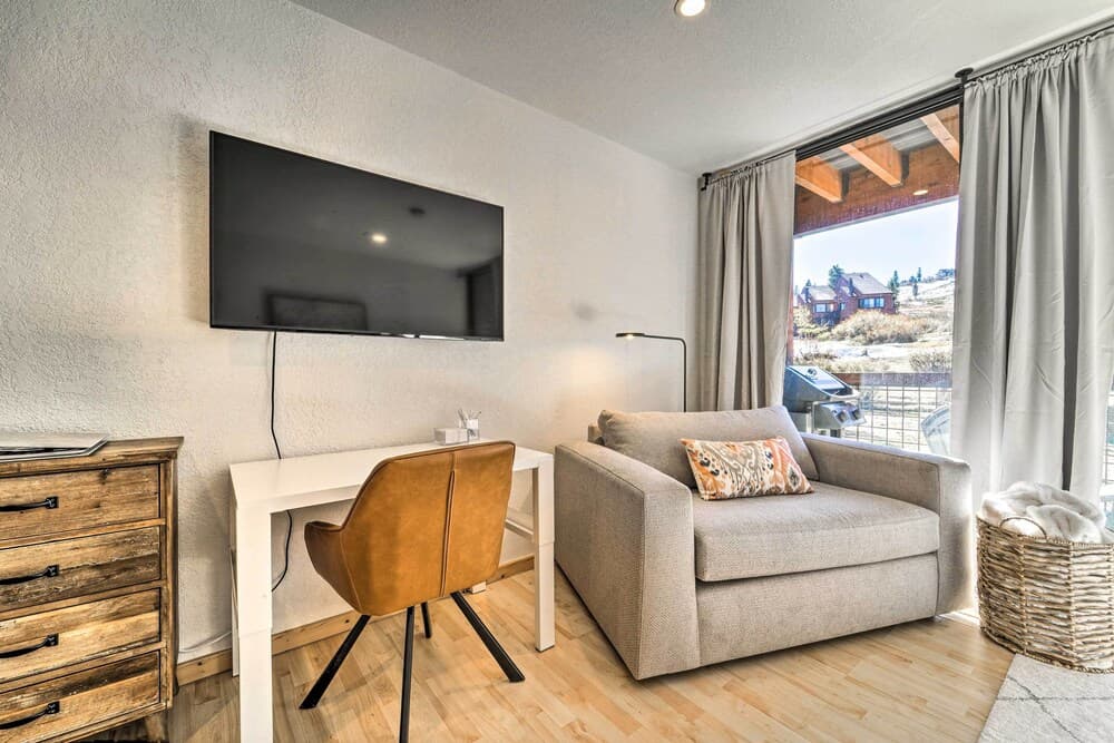 Walk to Ski Resort: Tahoe Donner Studio w/ Balcony