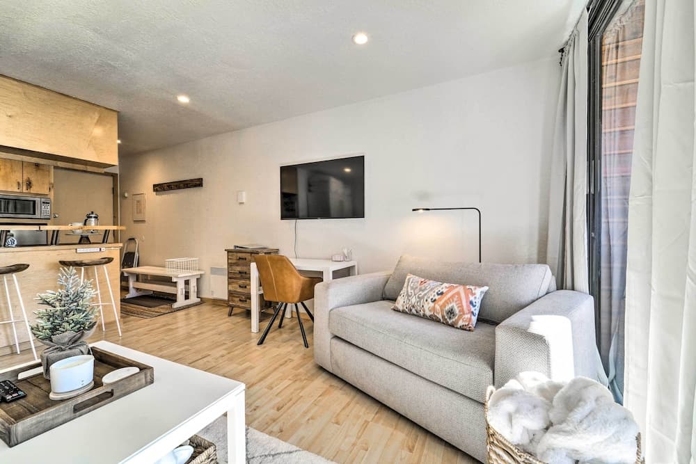 Walk to Ski Resort: Tahoe Donner Studio w/ Balcony