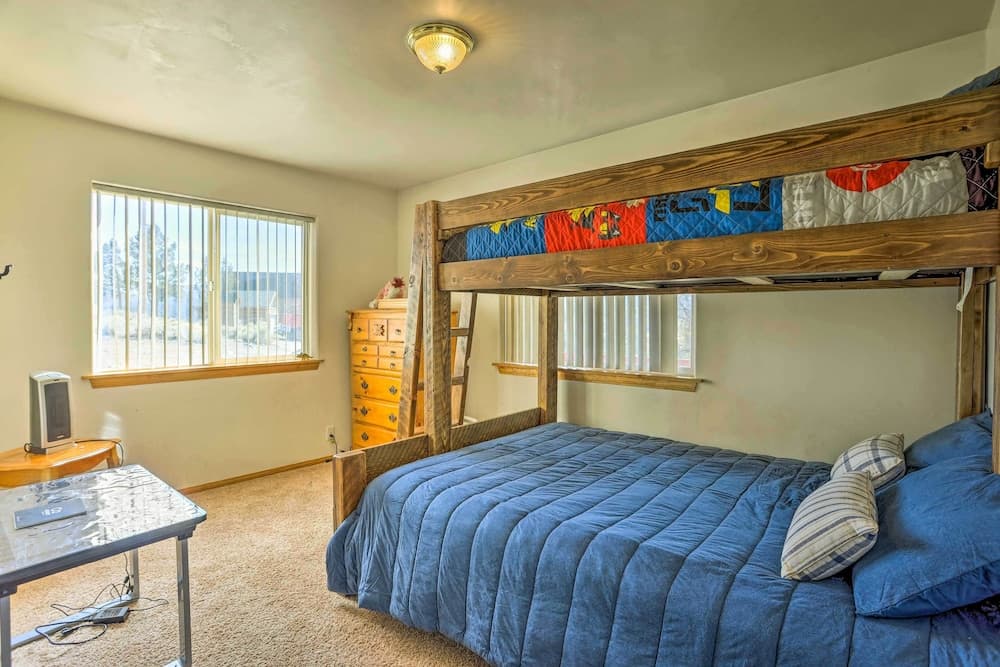 Big Bear Lake Cabin w/ Deck & Views ~ 9 Mi to Ski!