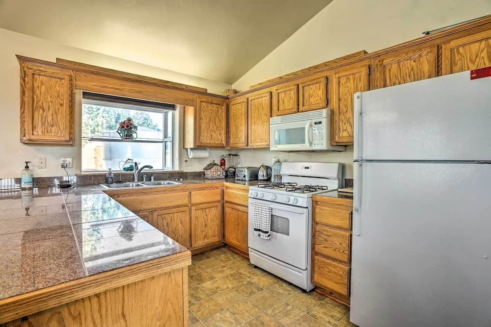 Big Bear Lake Cabin w/ Deck & Views ~ 9 Mi to Ski!