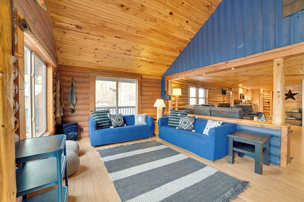 Diamond Lake Waterfront Cabin w/ Deck + Dock!