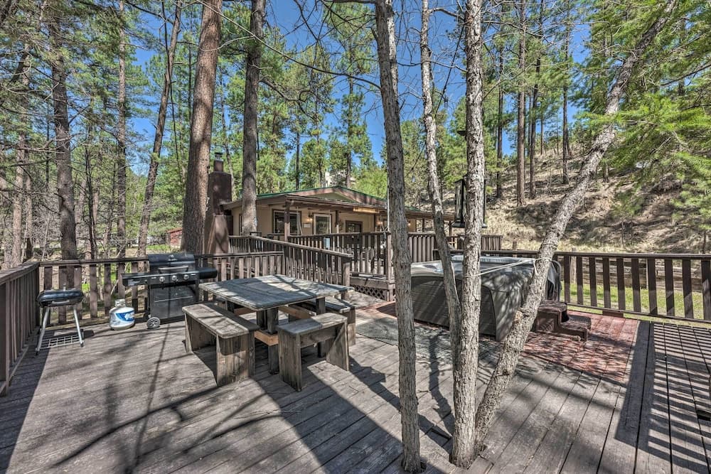 Tranquil Cabin w/ Stream & Deck Near Dtwn Ruidoso!