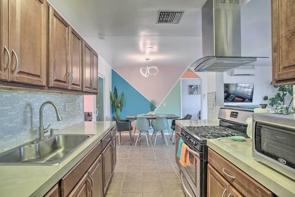 Chic Palm Springs Home w/ Patio, Grill & Yard