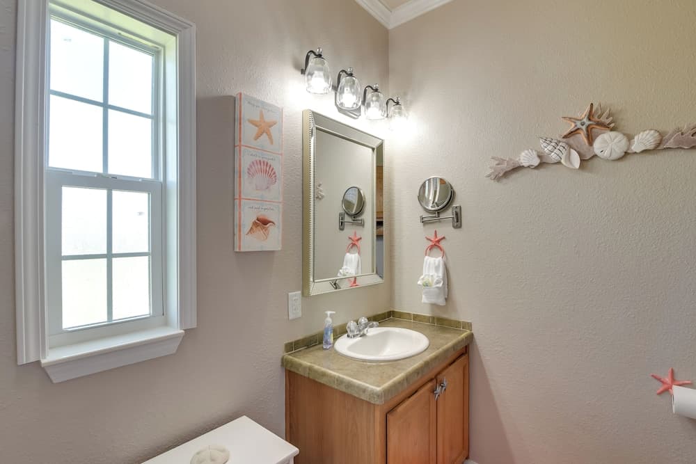 Walk to Shore: Crystal Beach Coastal Home!