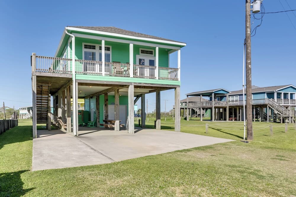 Walk to Shore: Crystal Beach Coastal Home!