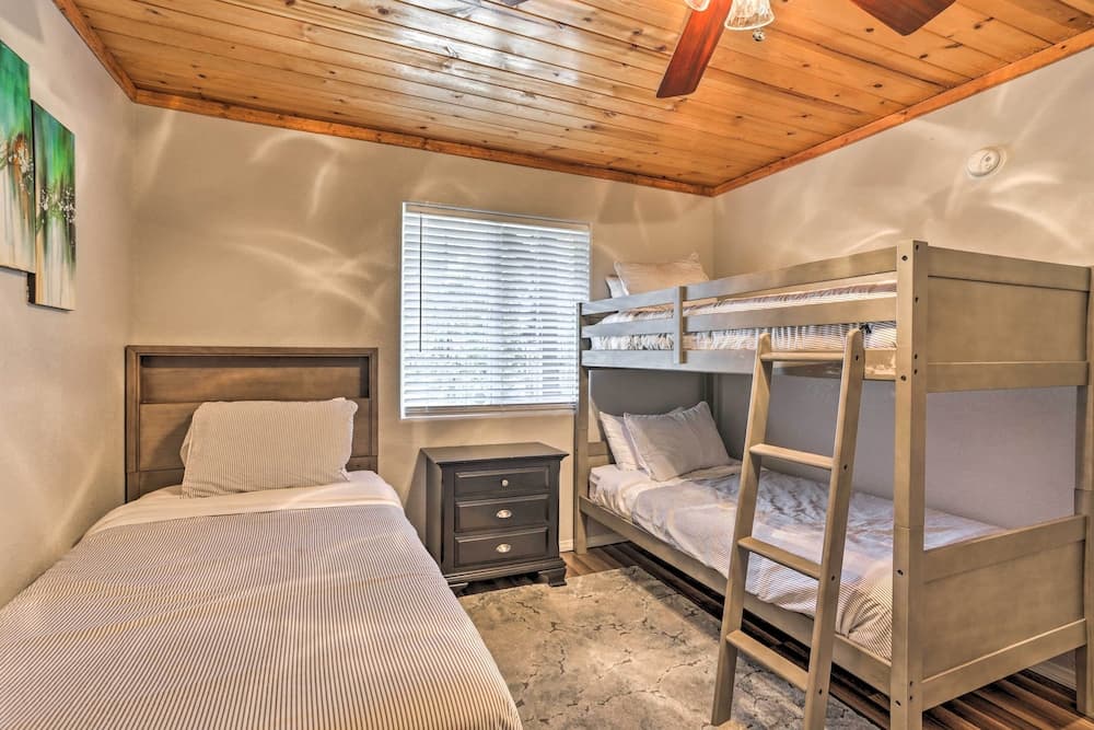 Remodeled Crestline Retreat: Walk to Lake Gregory!