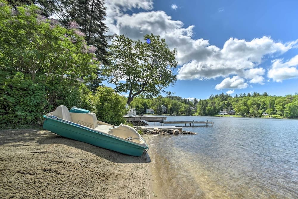 Picturesque Cottage With Sunroom on Ashmere Lake!
