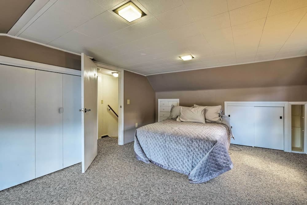 Picturesque Cottage With Sunroom on Ashmere Lake!