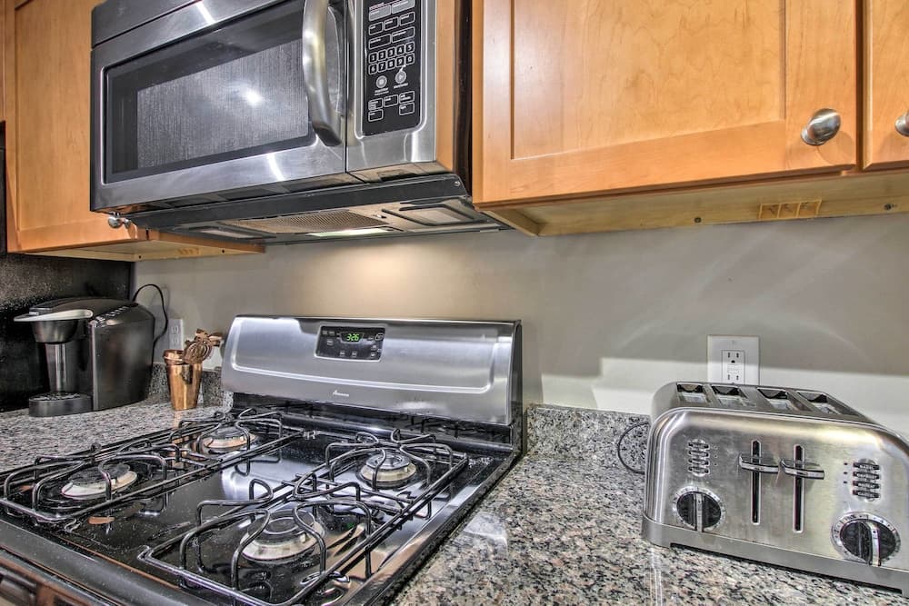 Inviting Salem Apartment Near Waterfront & Museums