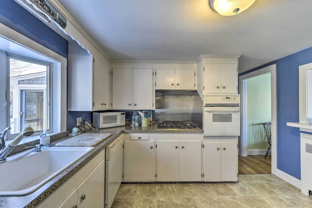 Waterfront Hyannis Gem: Walk to Hyannis Port Beach