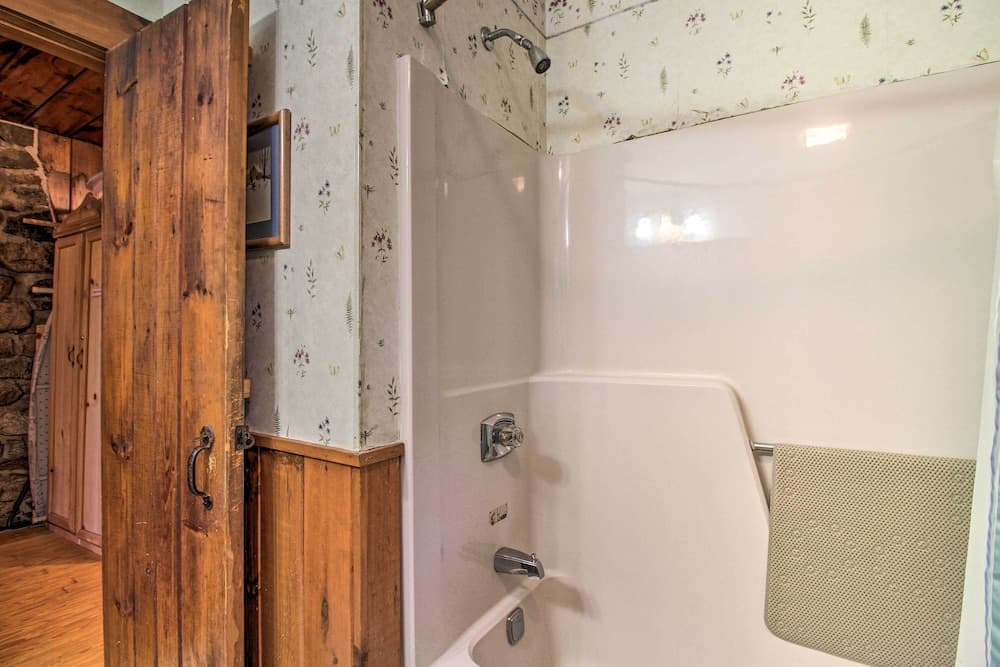 Waterfront Lake George Cabin: Walk to Water