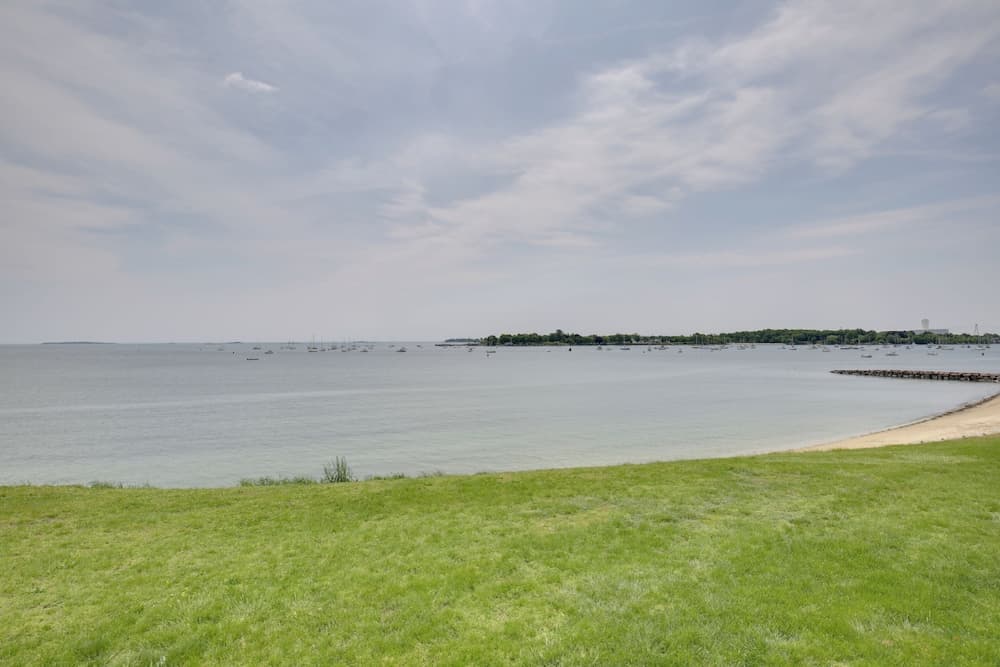 Quaint Beverly Townhome: Walk to Beach & Downtown!