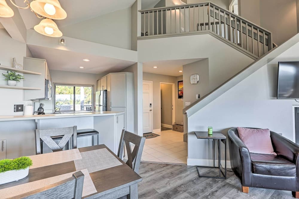 Hiking Trail & Hot Tub Access: Bend Condo w/ Deck