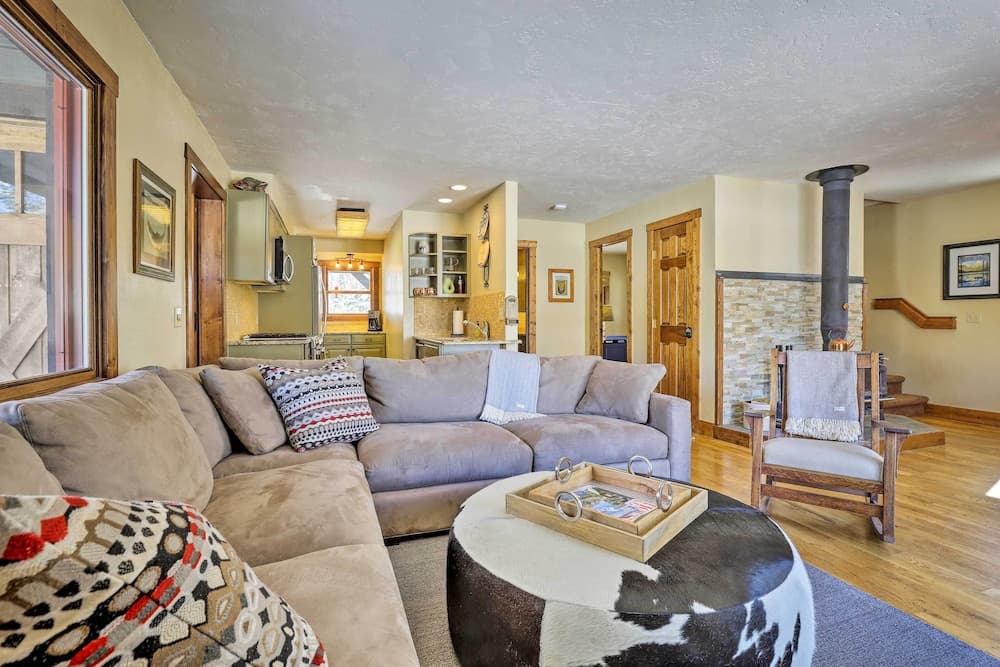 Spacious Grand Lake Cabin w/ Hot Tub & Deck