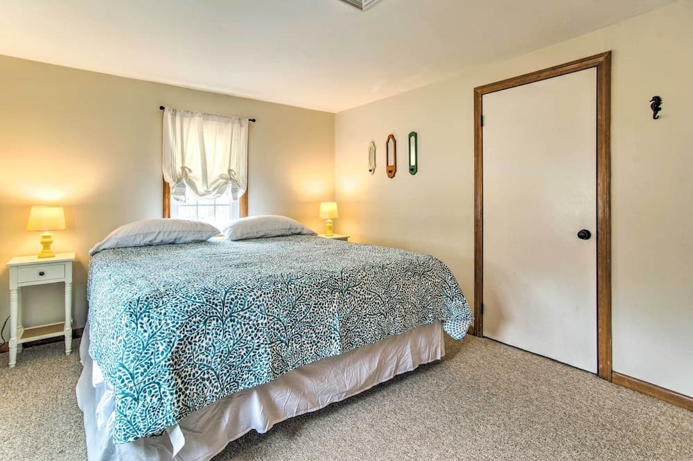 Traditional Cape Cod Cottage: Walk to Beach!