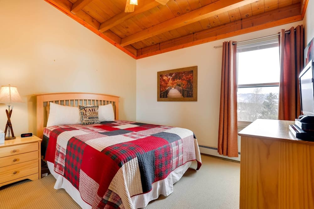 Silverthorne Condo W/pool Access - Shuttle to Town