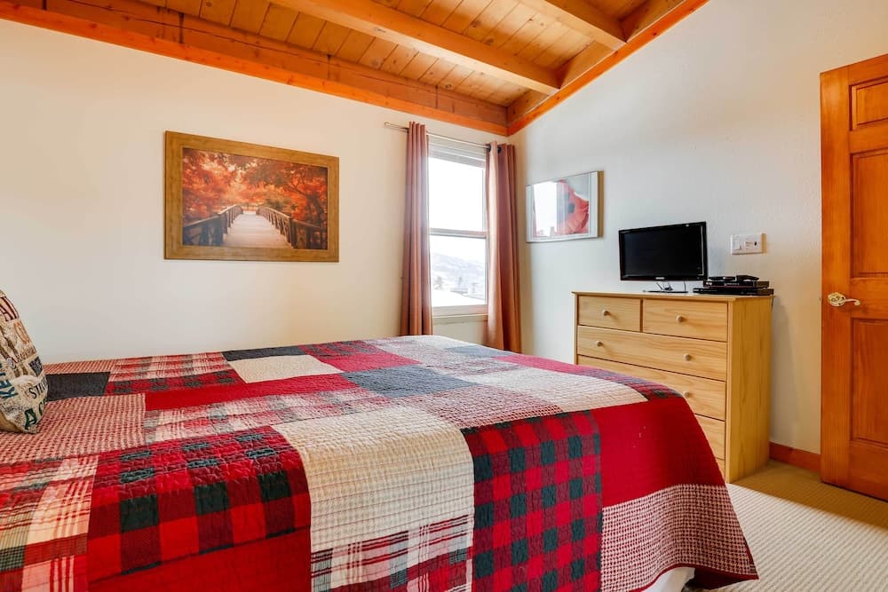 Silverthorne Condo W/pool Access - Shuttle to Town