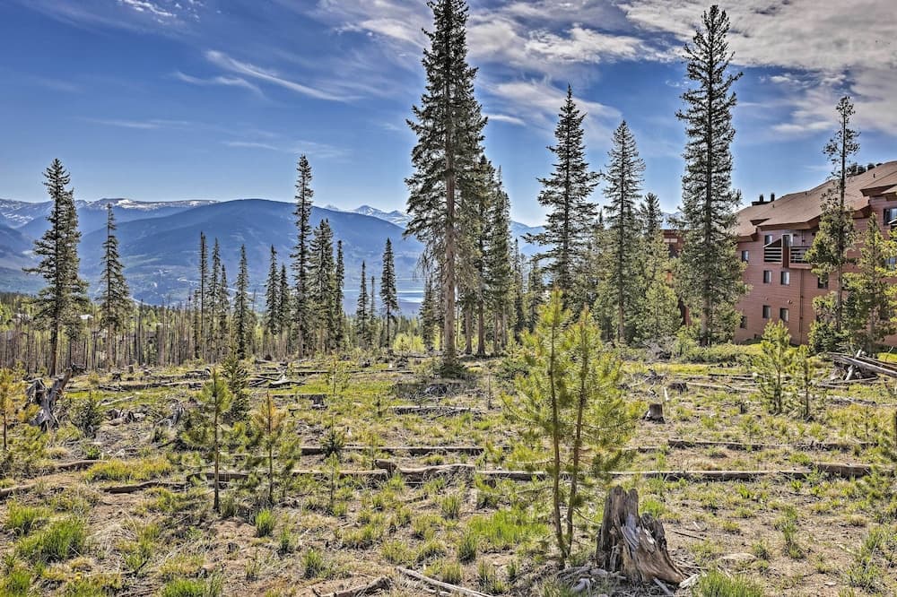 Silverthorne Condo: Patio, Mtn Views, Pool Access!