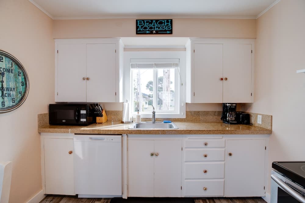 Oceanview Rockaway Beach Condo w/ Deck & Gas Grill