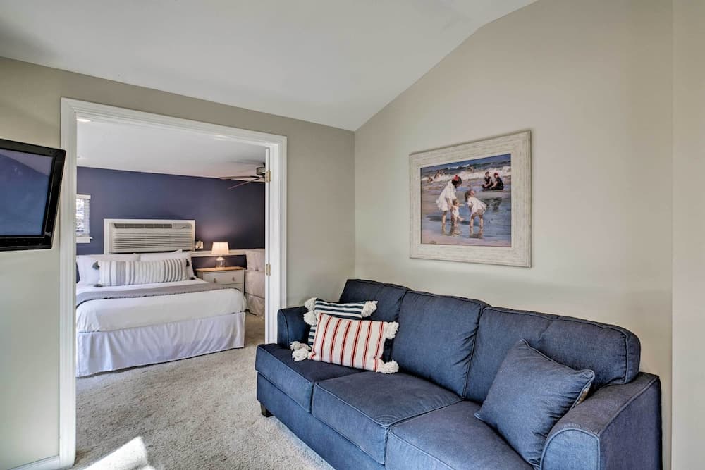 Lakeside Home w/ Boat Dock in Sunrise Beach