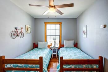 Cedar Creek Lakefront Vacation Rental w/ Pool