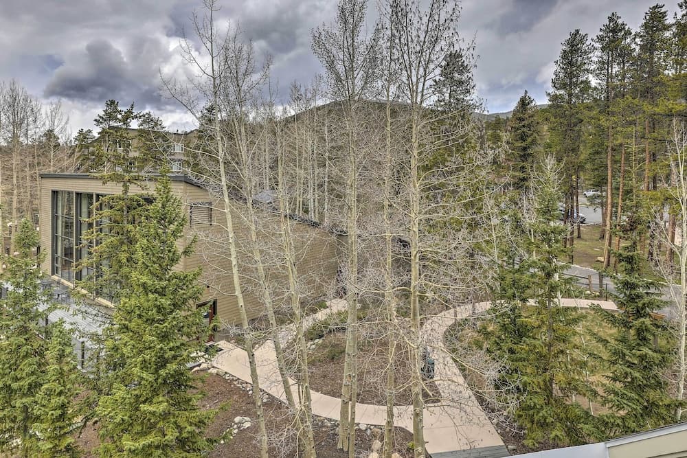 2 Mi to Keystone Resort: Condo w/ Hot Tub Access!