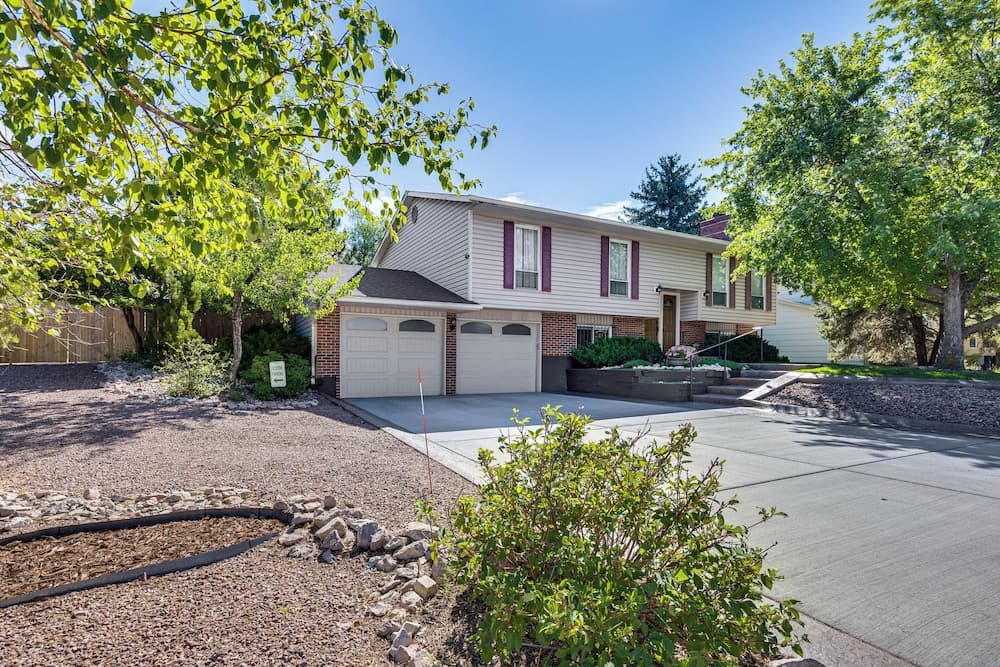 Hillside Place w/ Mountain Views ~ 8 Mi to Dtwn!