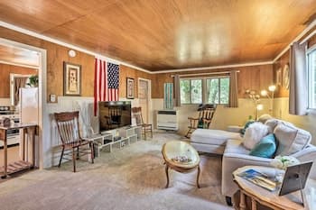 Cozy Crestline Cabin, Close to Lakes, Parks!