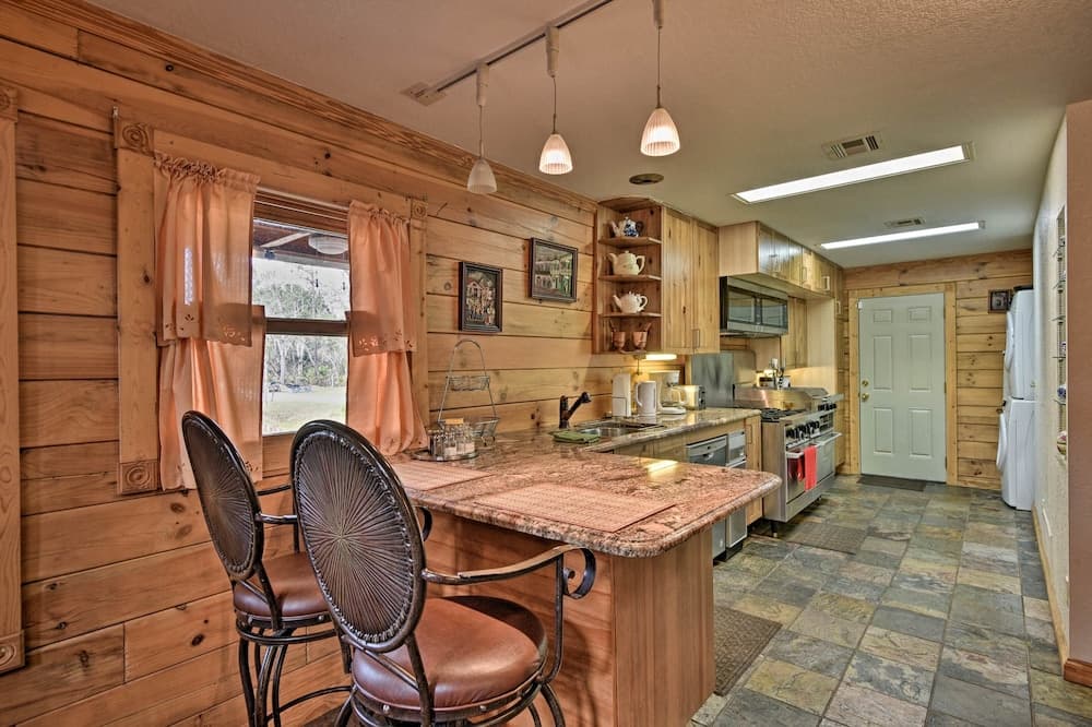 40-acre Farm w/ Animals & Fishing in Sebring!