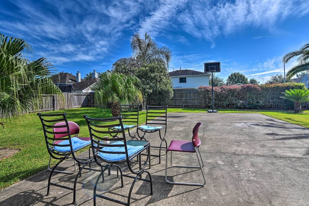 Family-friendly Home ~ 12 Mi to Space Center!