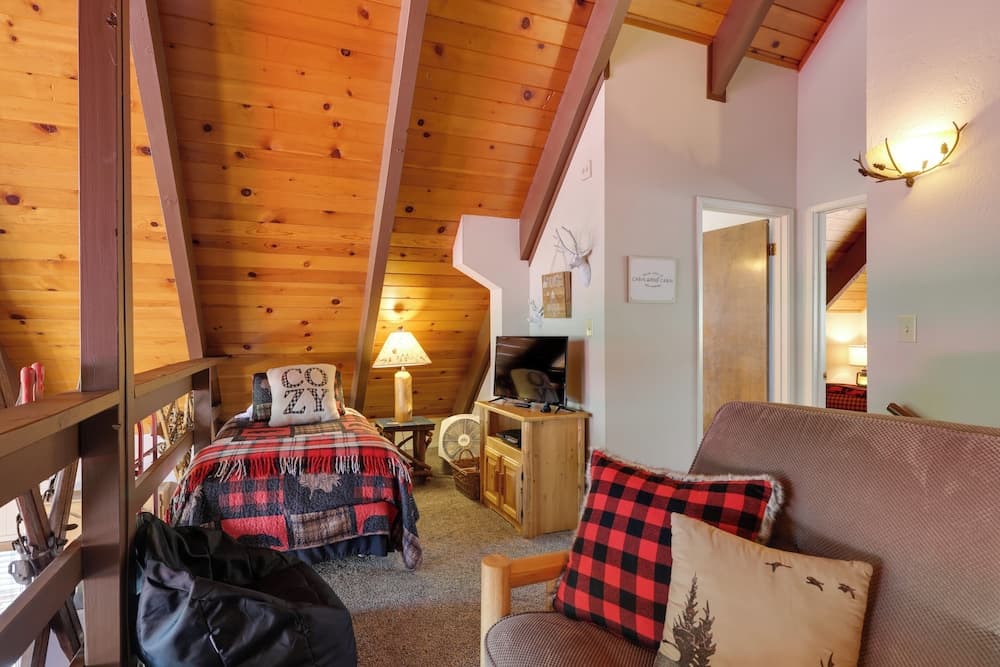 Furnished Deck: High Sierra Cabin in Twain Harte!