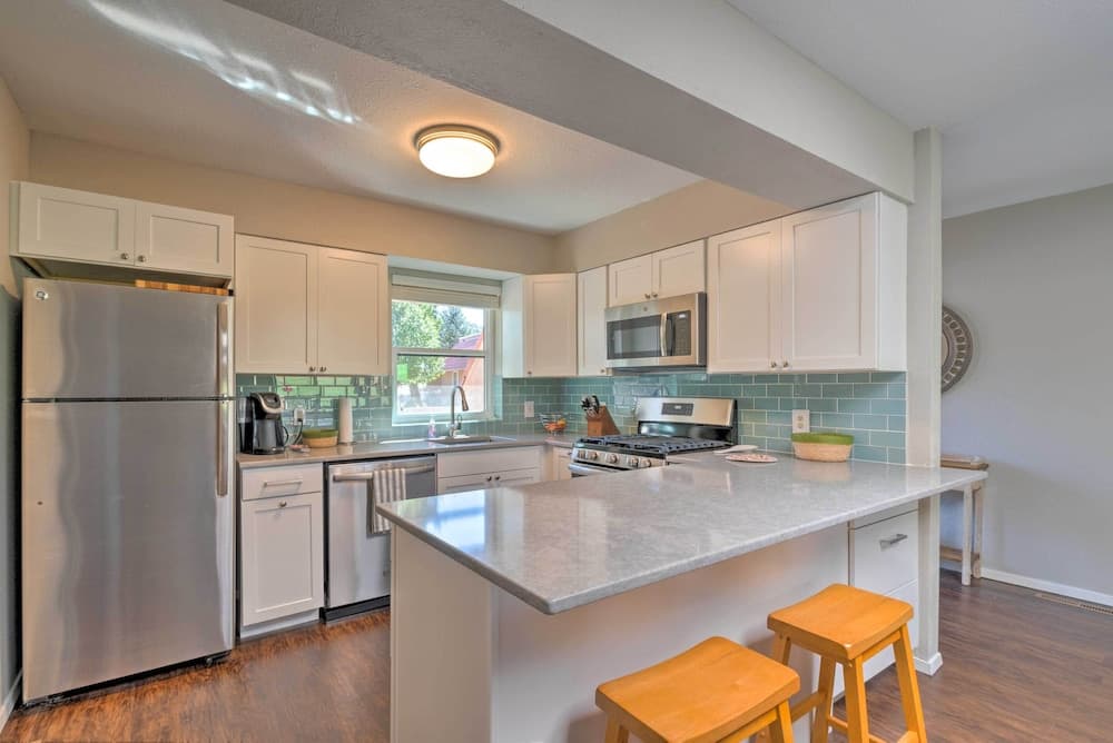 Bright Ruidoso Condo w/ Deck & Golf Course Views!