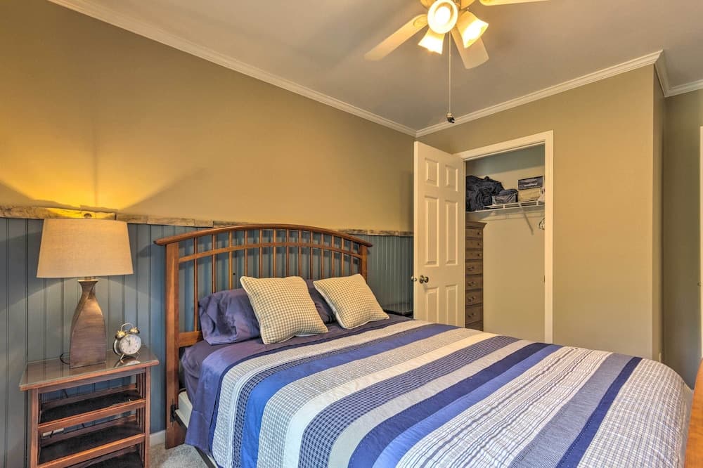 Peaceful Pisgah Mountain Getaway w/ Hot Tub!